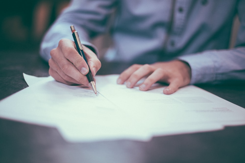 Vertragsunterlagen und Unterschrift
